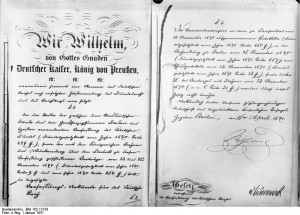 Die erste und letzte Seite der Reichsgründungs-Verfassung vom 16. April 1871 mit der eigenhändigen Unterschrift des damaligen deutschen Kaisers Wilhelm I. (c) Bundesarchiv, Bild 102-11019