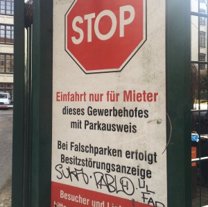 Typisch Berlin: Der Fantasie sind keine Grenzen gesetzt. Selbst bei Verbotsschildern...