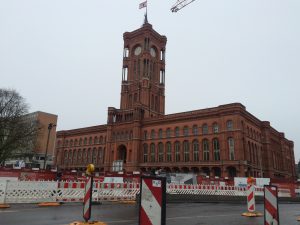 Von Anfang an heißt der Bau wegen seiner roten Klinker im Volksmund "Rotes Rathaus" - ungeachtet der politischen Farbe des obersten Ratherrens.